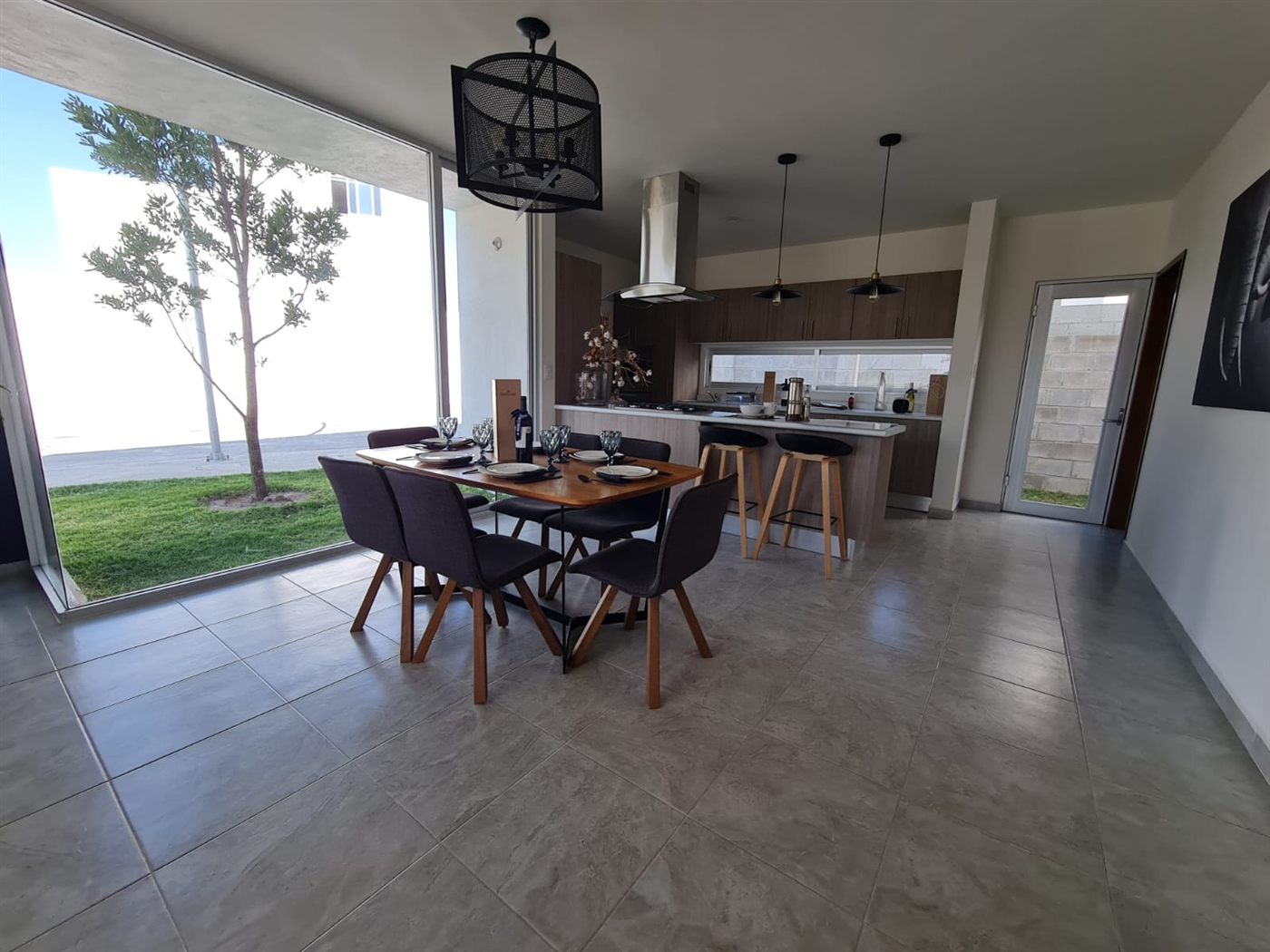 Comedor y cocina de la Casa 3 con salida al jardín