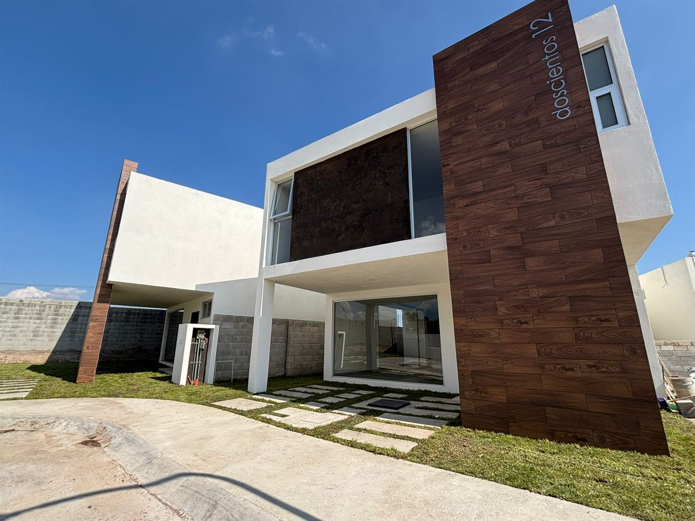 Vista del terreno y jardín de la Casa 3