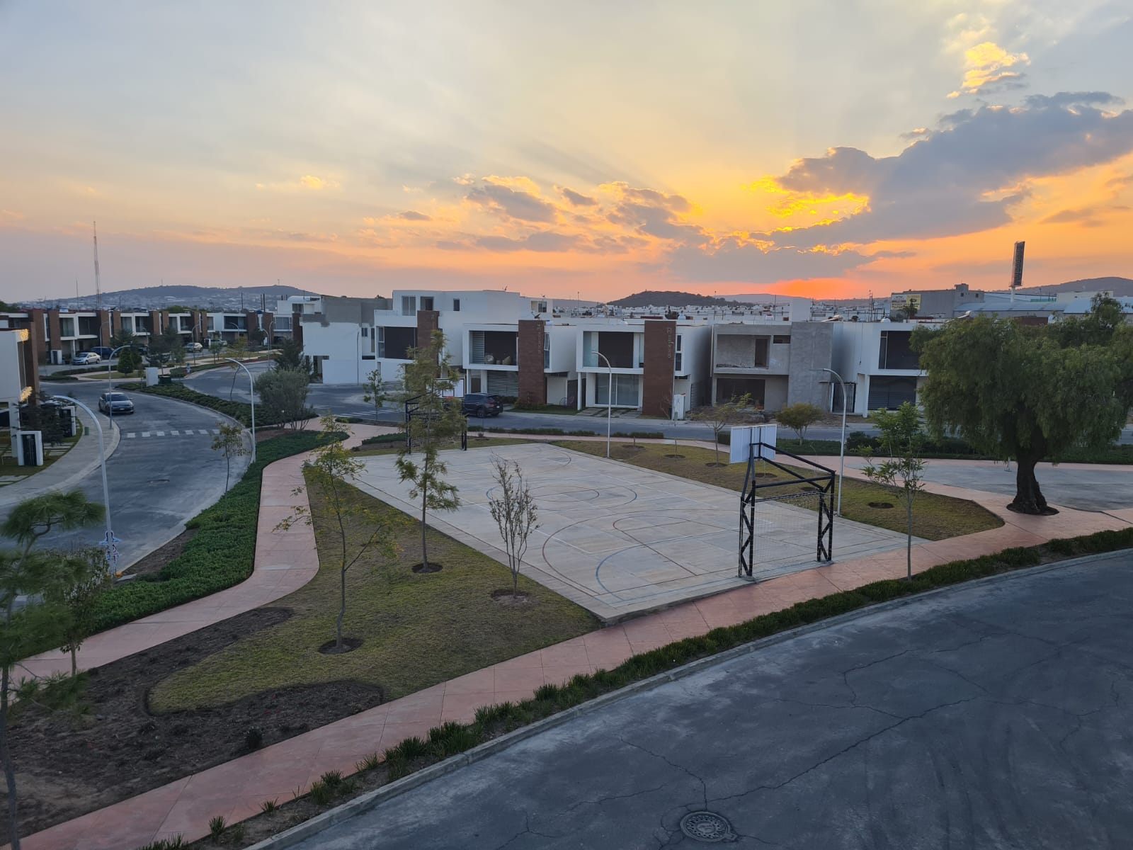 Cancha multideportiva del residencial al atardecer
